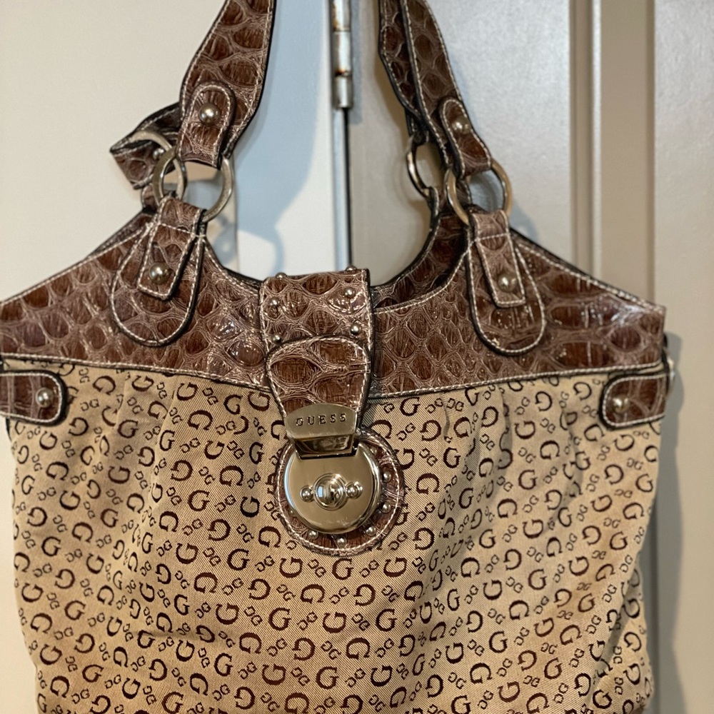 Guess hobo bag. Excellent condition. Used a few times only